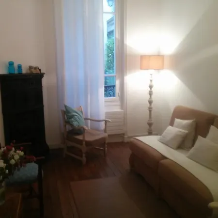 Bed & Breakfast La Cour Du 5eme - D'hotes Paris