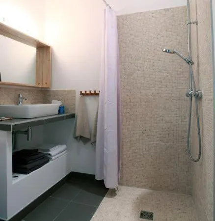 Bed & Breakfast La Cour Du 5eme - D'hotes Paris