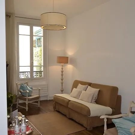 Bed & Breakfast La Cour Du 5eme - D'hotes Paris
