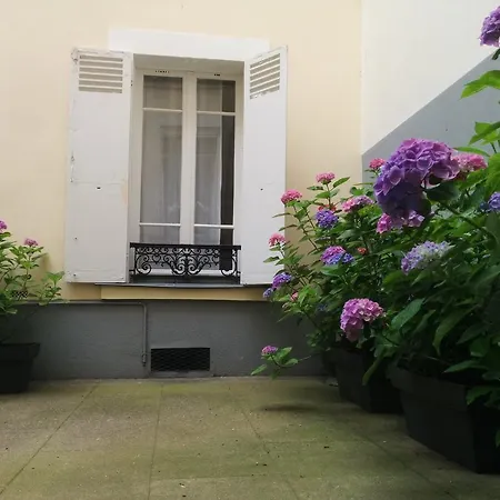 Bed & Breakfast La Cour Du 5eme - D'hotes Paris