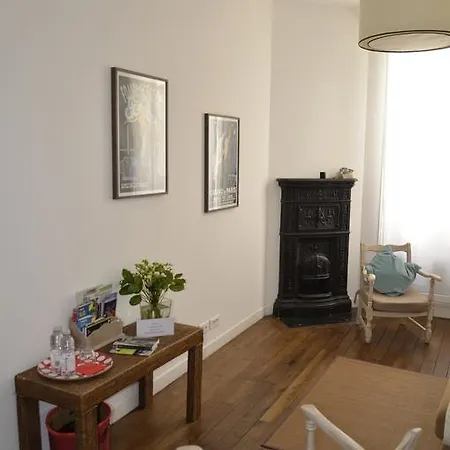 La Cour Du 5eme - D'hotes Bed & Breakfast Paris